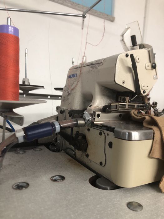 Maquina de corti cose de duas agulhas a ar