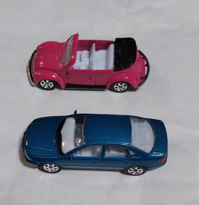 Duas miniaturas Welly em escala 1/64