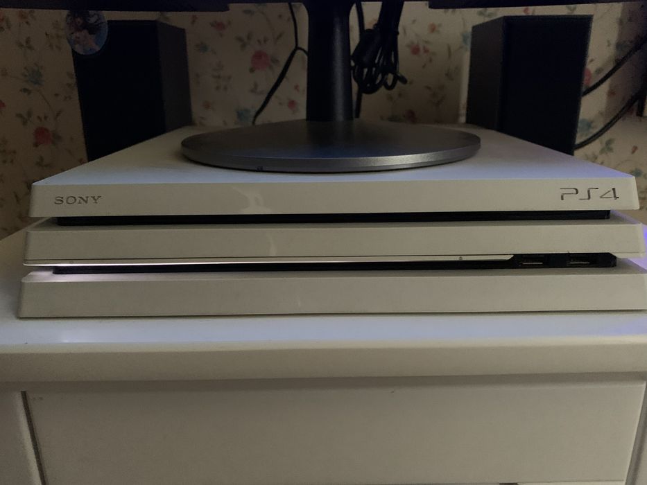 Ps4 Pro 1tb + 2 игры
