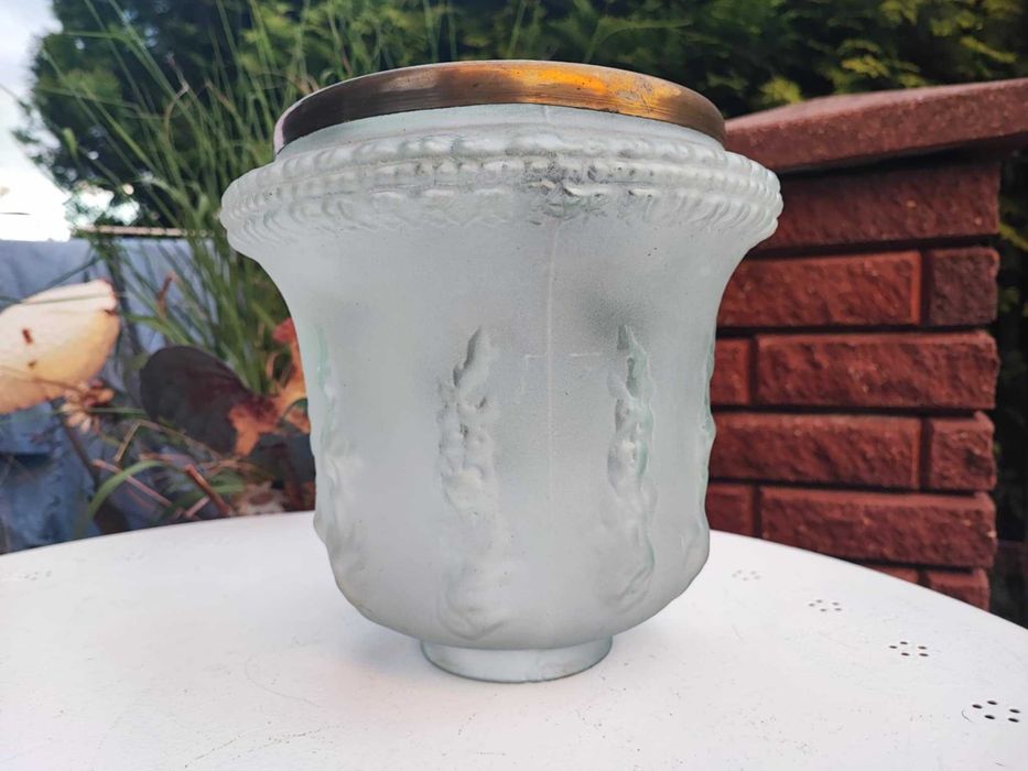 Klosz szklany,obręcz mosiężna,na naftowa,lata 70,śr.montażowa 8,8 cm.