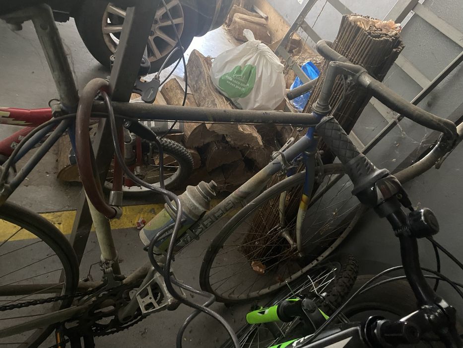 Duas bicicletas vtt e estrada