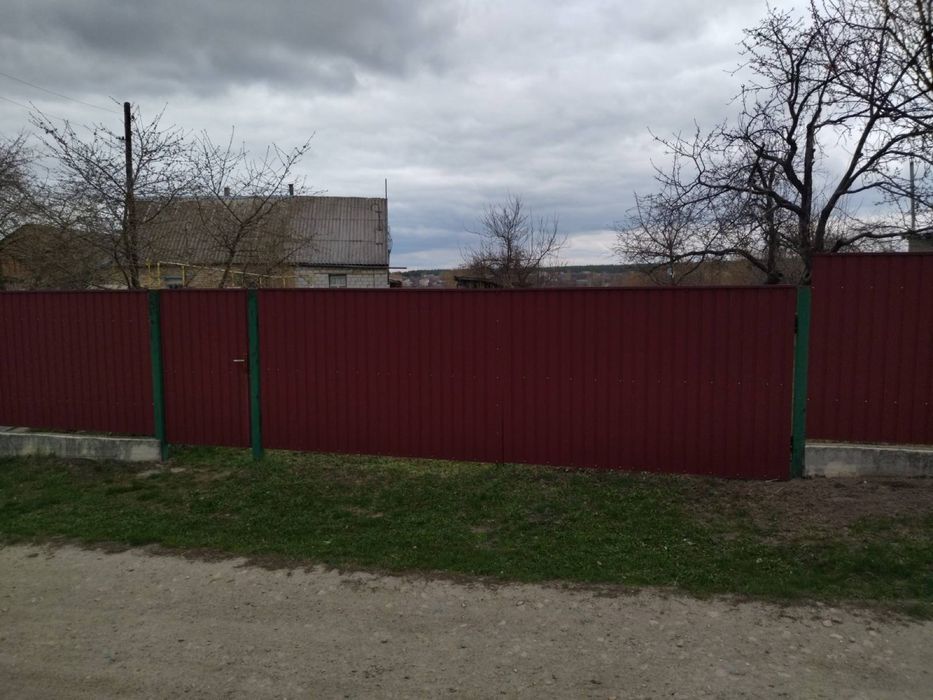 Продам частину будинку з чудовою земельною ділянкою.