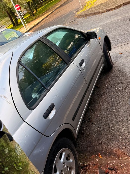 Nissan Almera carro em bom estado