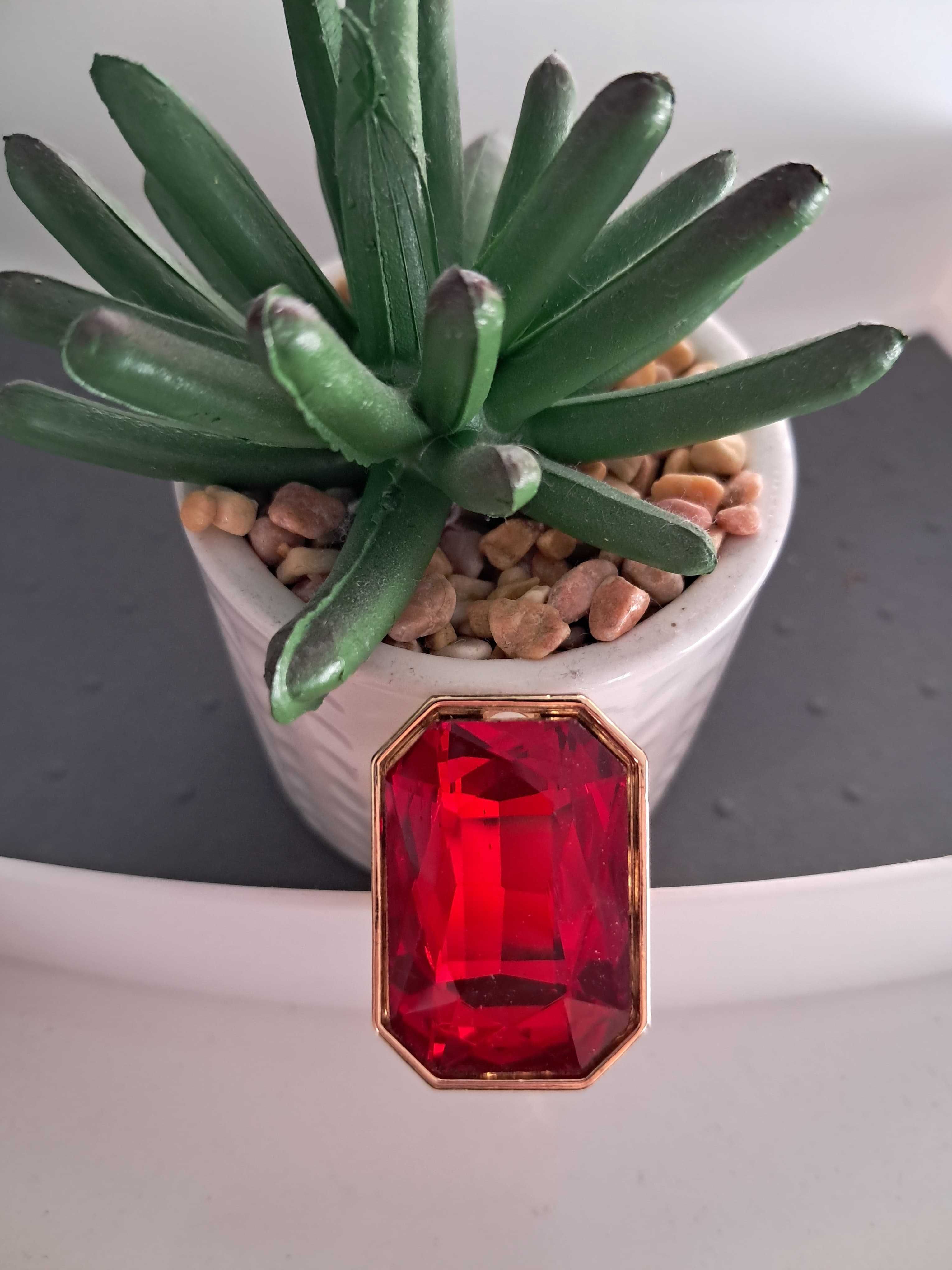 Anel Dourado com Pedra Vermelha Estilo Rubi – Joia Elegante e Marcante