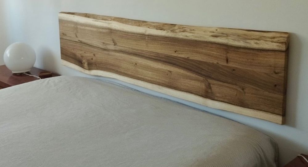 Cabeceira de cama. Tábua com acabamento.