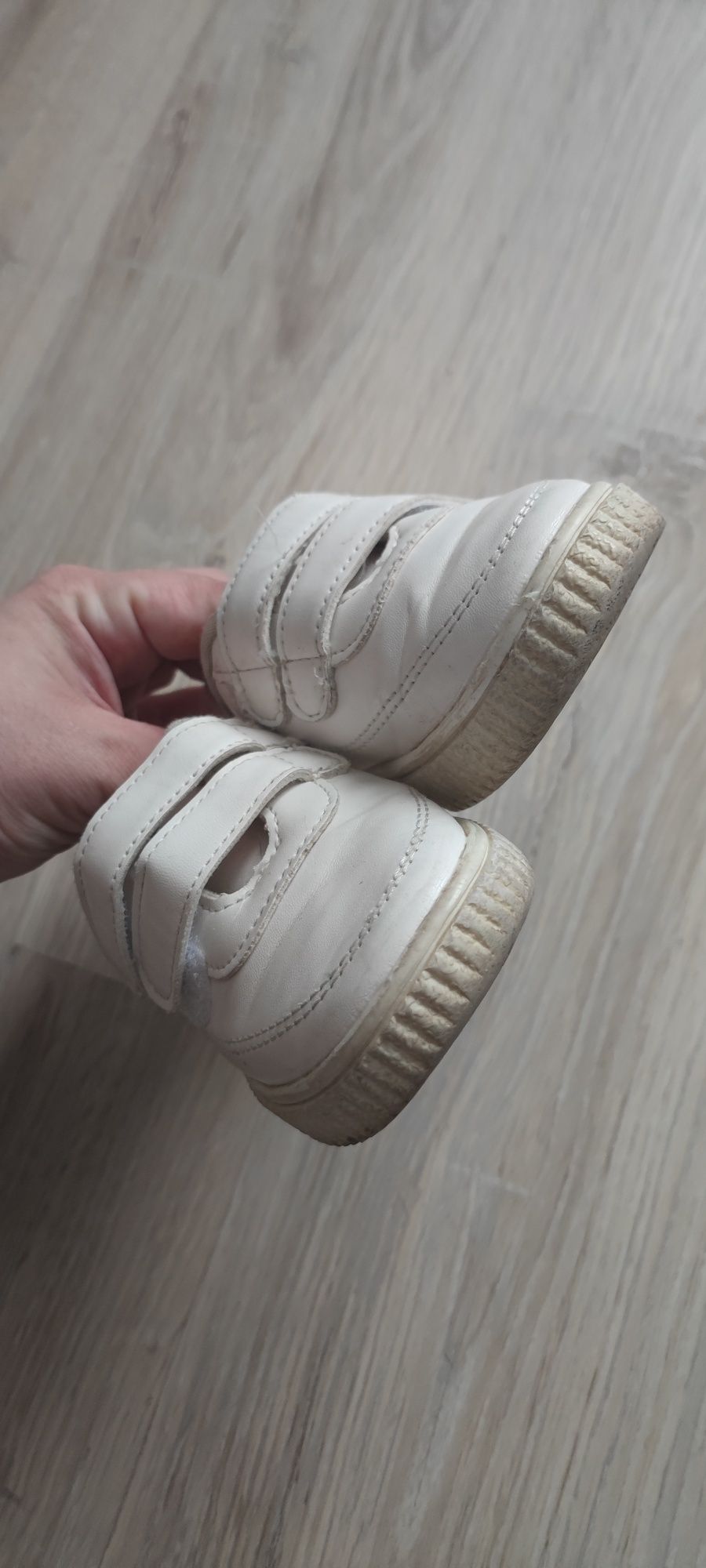 Białe buty na rzepy