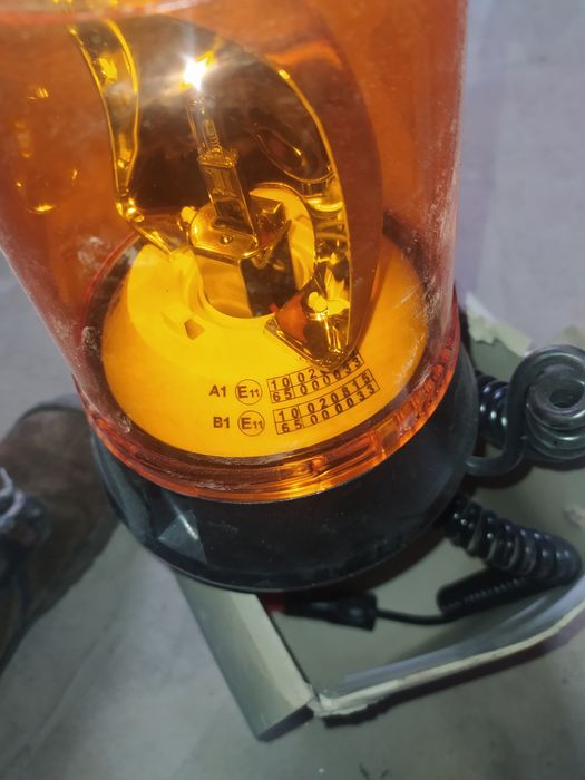 Tenho dois Pirilampos rotativo com ligação ao isqueiro