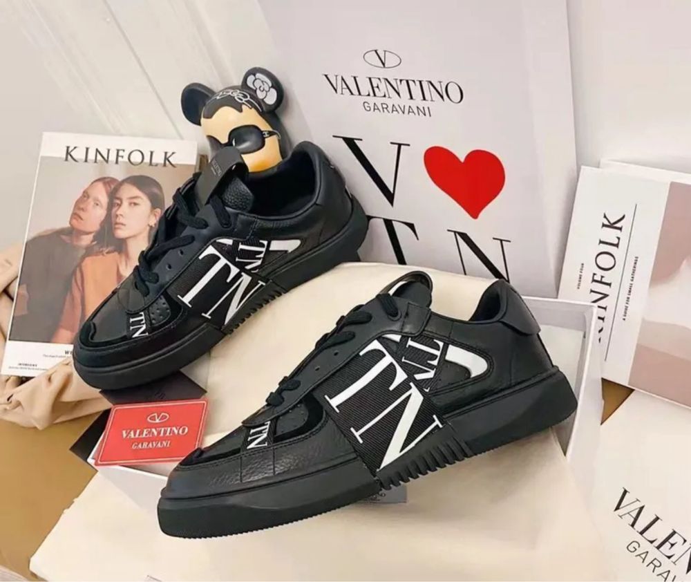 Кросовки сникерсы VALENTINO. 38p натур кожа