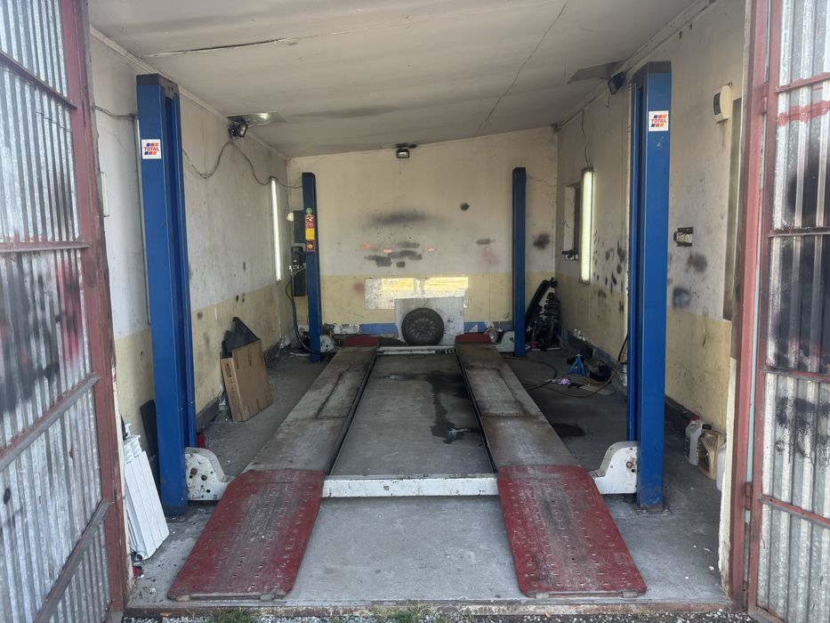 Podnosnik 4 kolumnowy Fog wraz z podnośnikiem nożycowym 3T