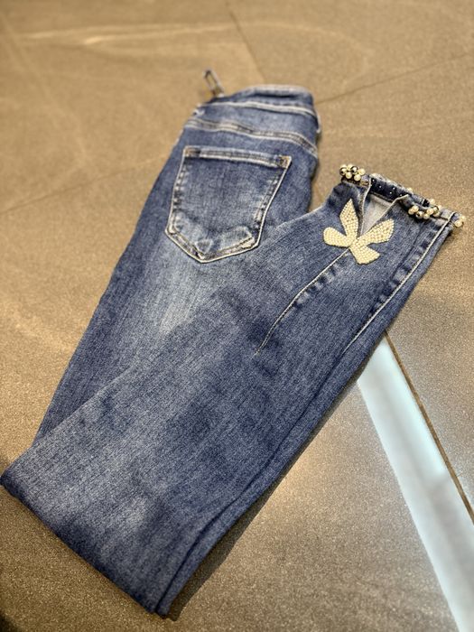 Spodnie jeansowe xs wysoki stan niebieskie kokardki cekiny 34