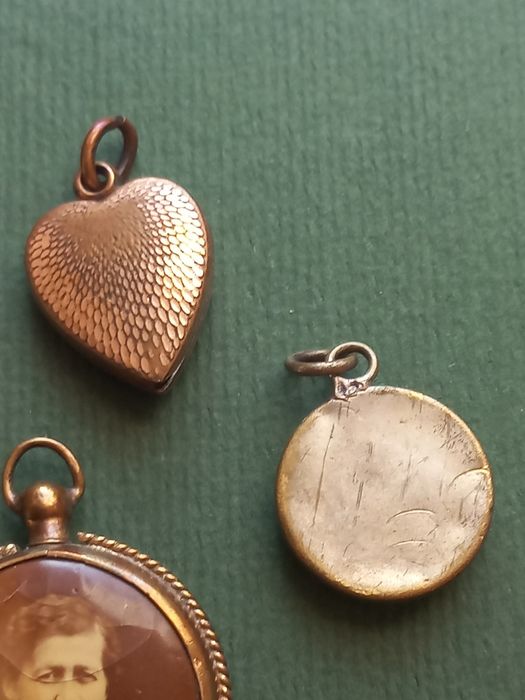 Zestaw starej biżuterii- wisiorki (zawieszki) - zdjęcia