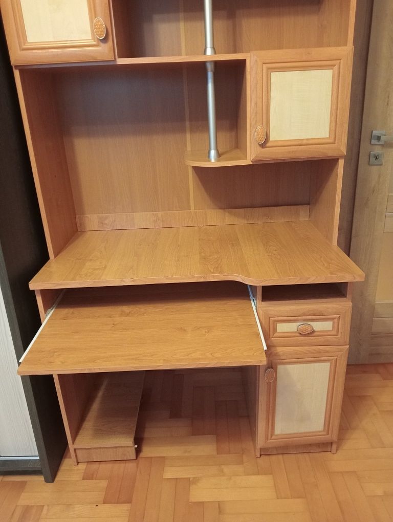 Biurko z szafką.