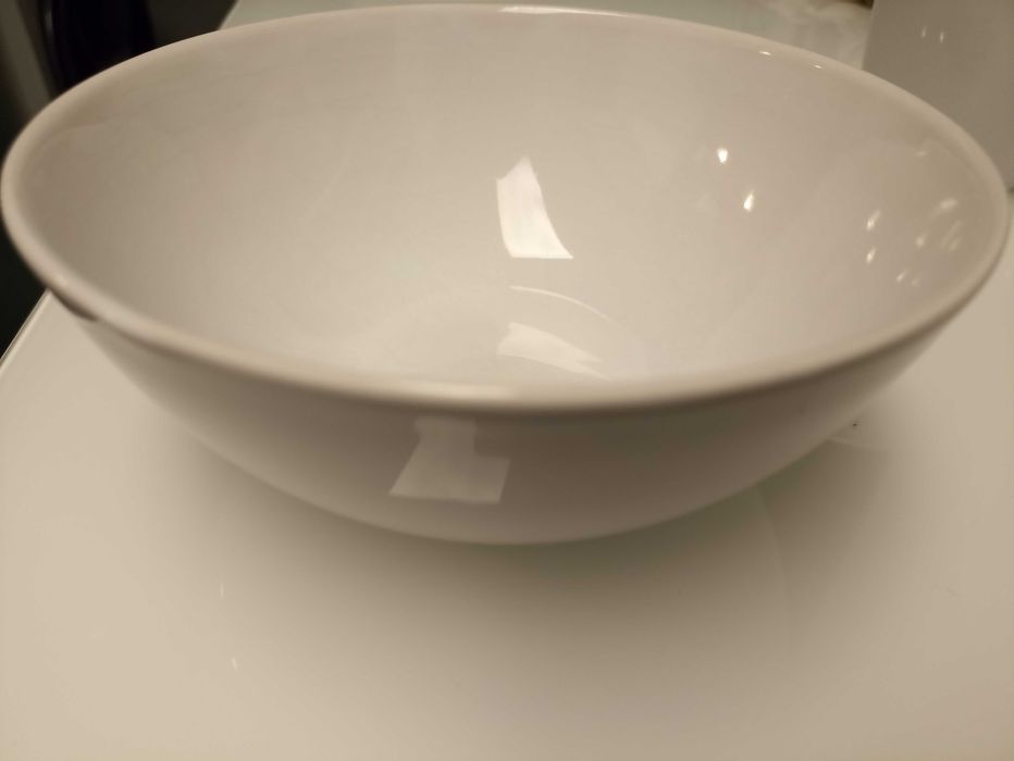 conjunto de louça branca IKEA, com 62 peças, 60 cêntimos por peça