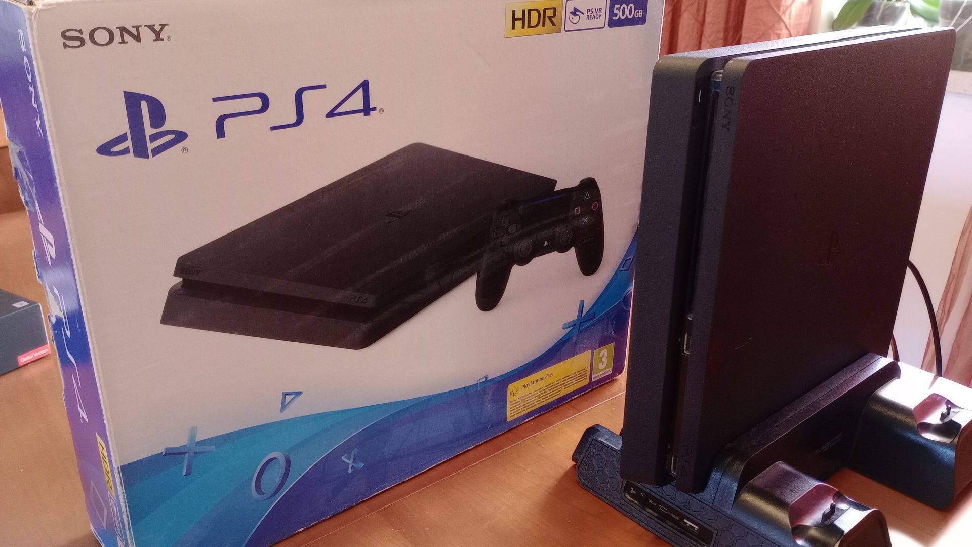 PlayStation 4 Slim  + Monitor LG 22"