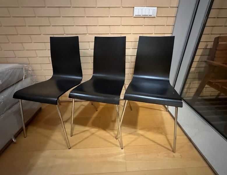 Três cadeiras pretas