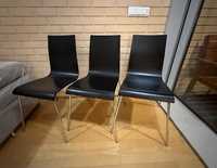 Três cadeiras pretas