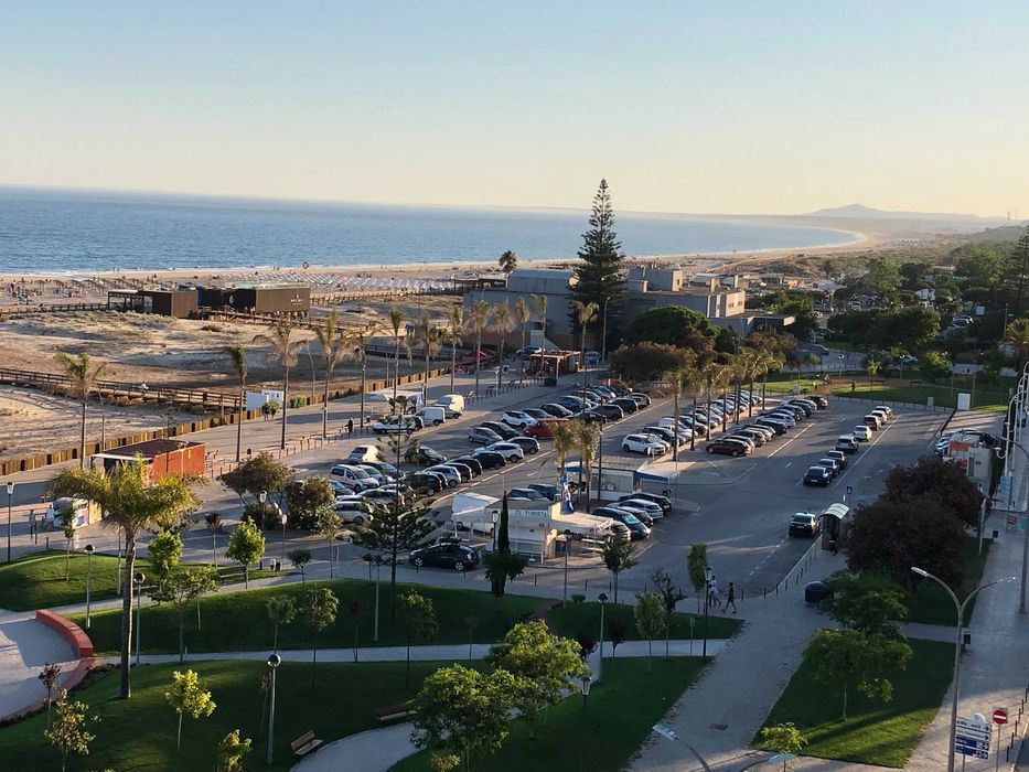 Junto à 1ª linha da praia T2. Terraço privado. A 2 passos da praia