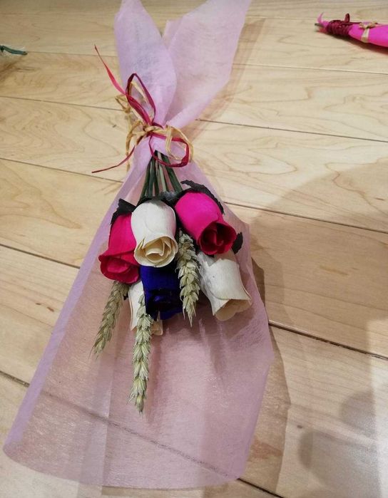 Rosas de Madeira ( uma Rosa de madeira é para empre)