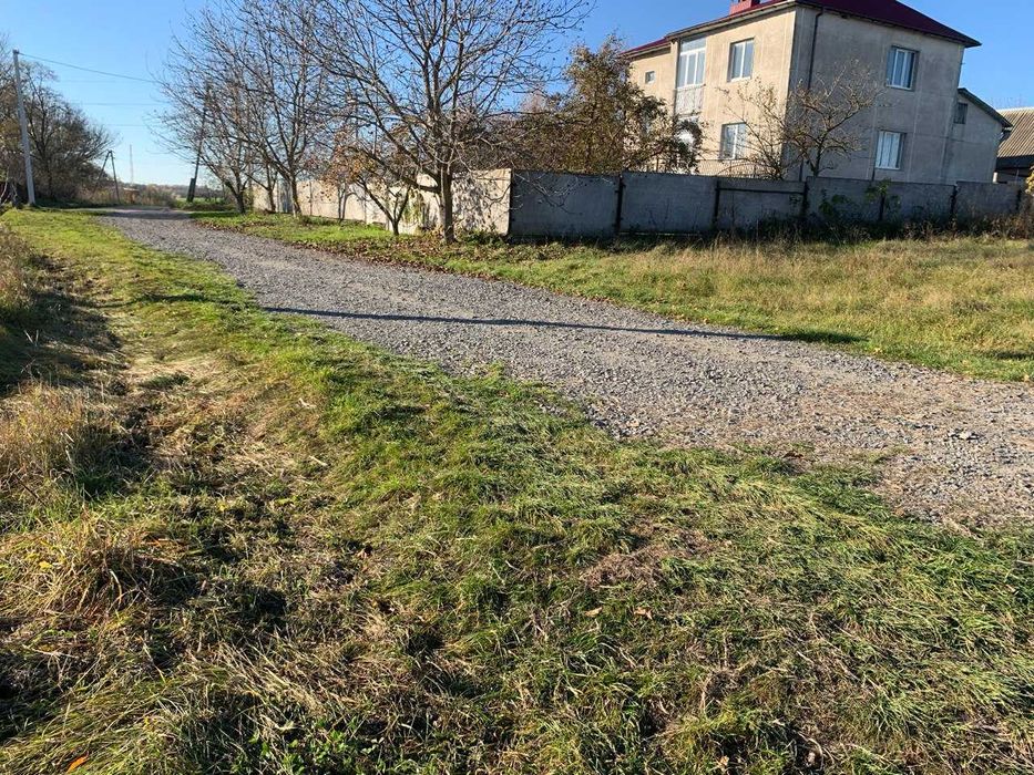 продаж рівненької земельної ділянки . Заселена вулиця