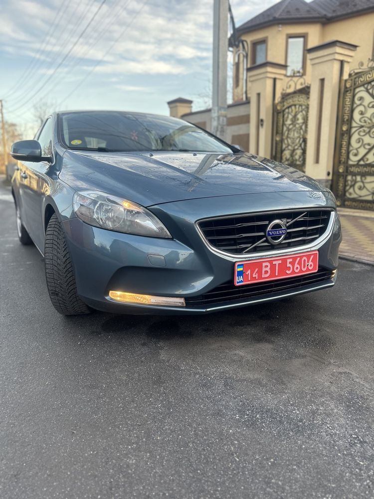 VOLVO V 40 Свіжо пригнане авто