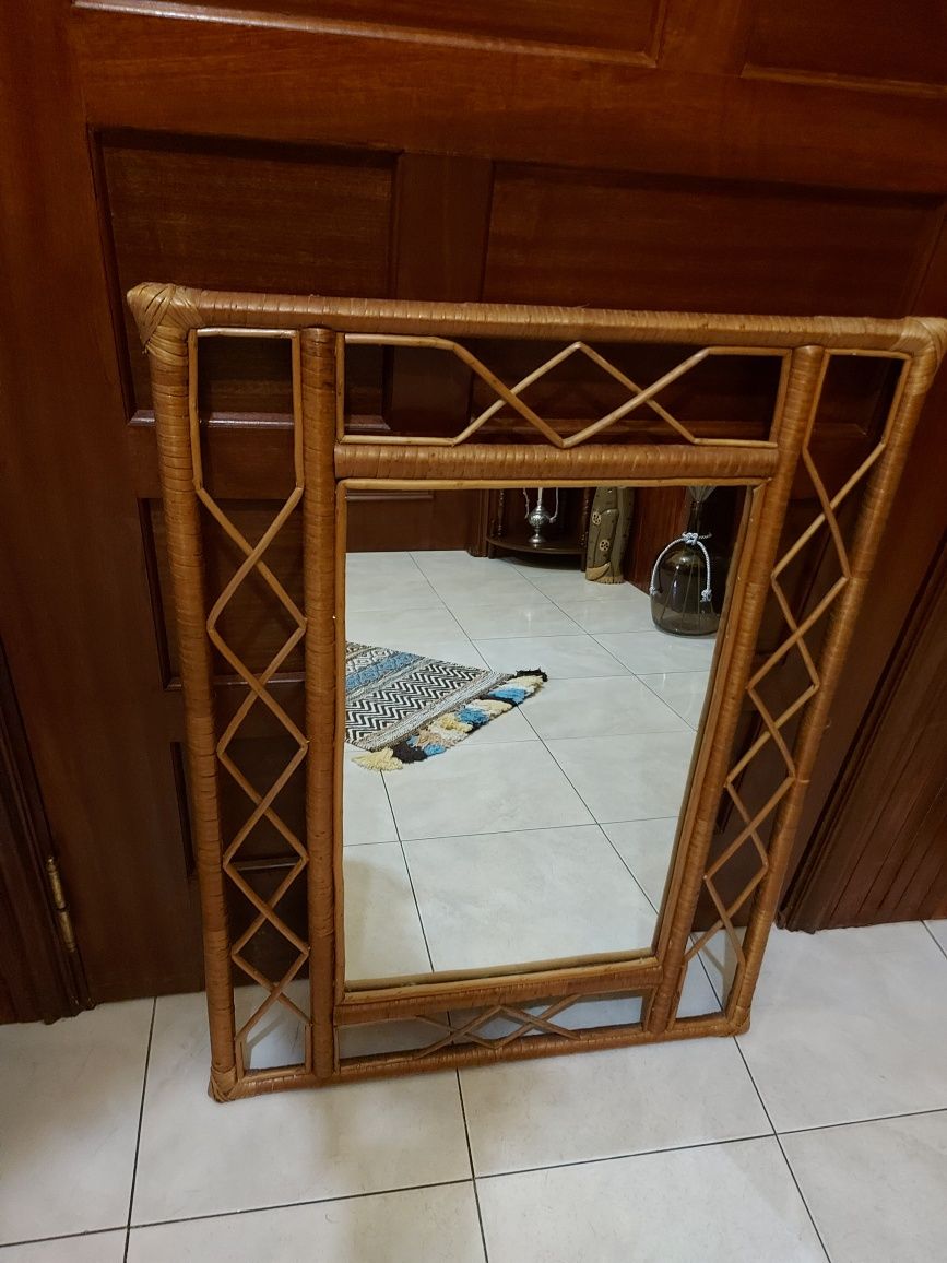 Vendo espelho com estrutura em vime
