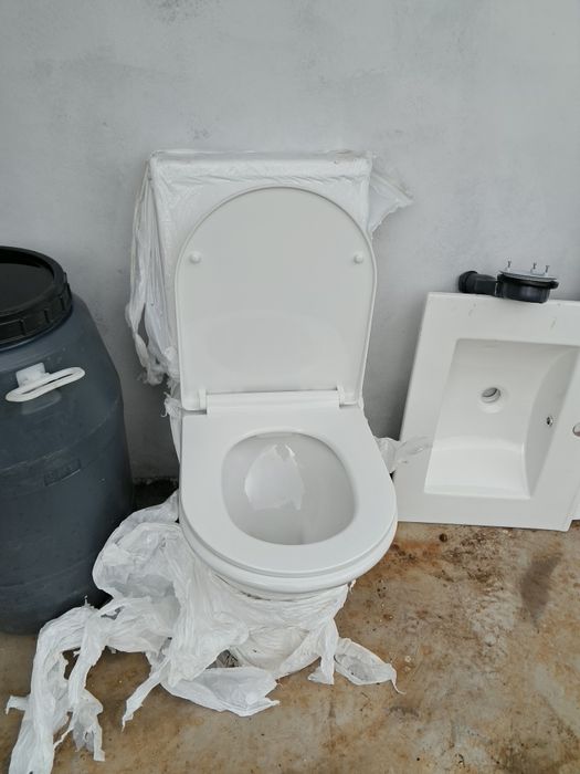 sanita compacta em cerâmica branca com autoclismo acoplado