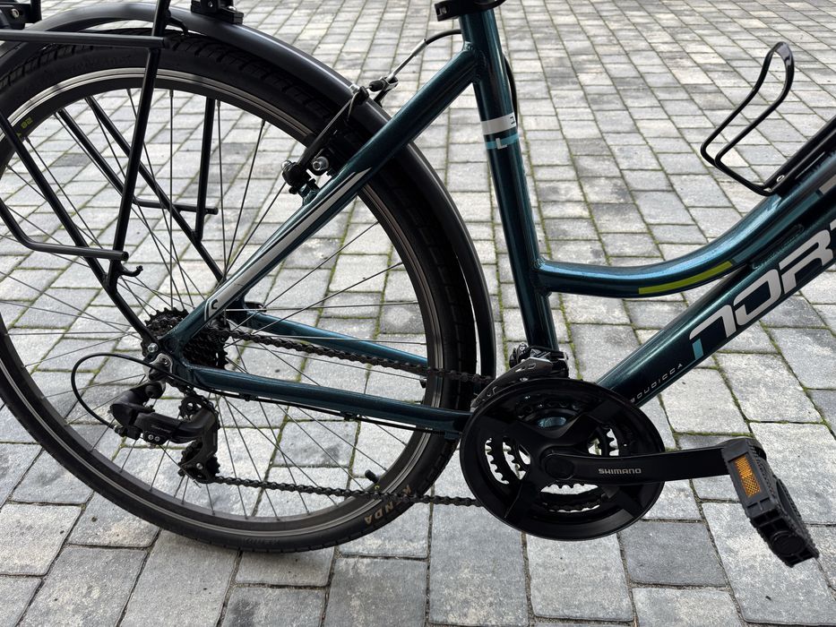 Damski rower miejski Northec Boudicca jasny bialy niebieski koszyk