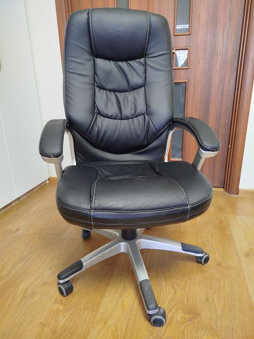 Офісне крісло Аклас. М'яке крісло на колесах