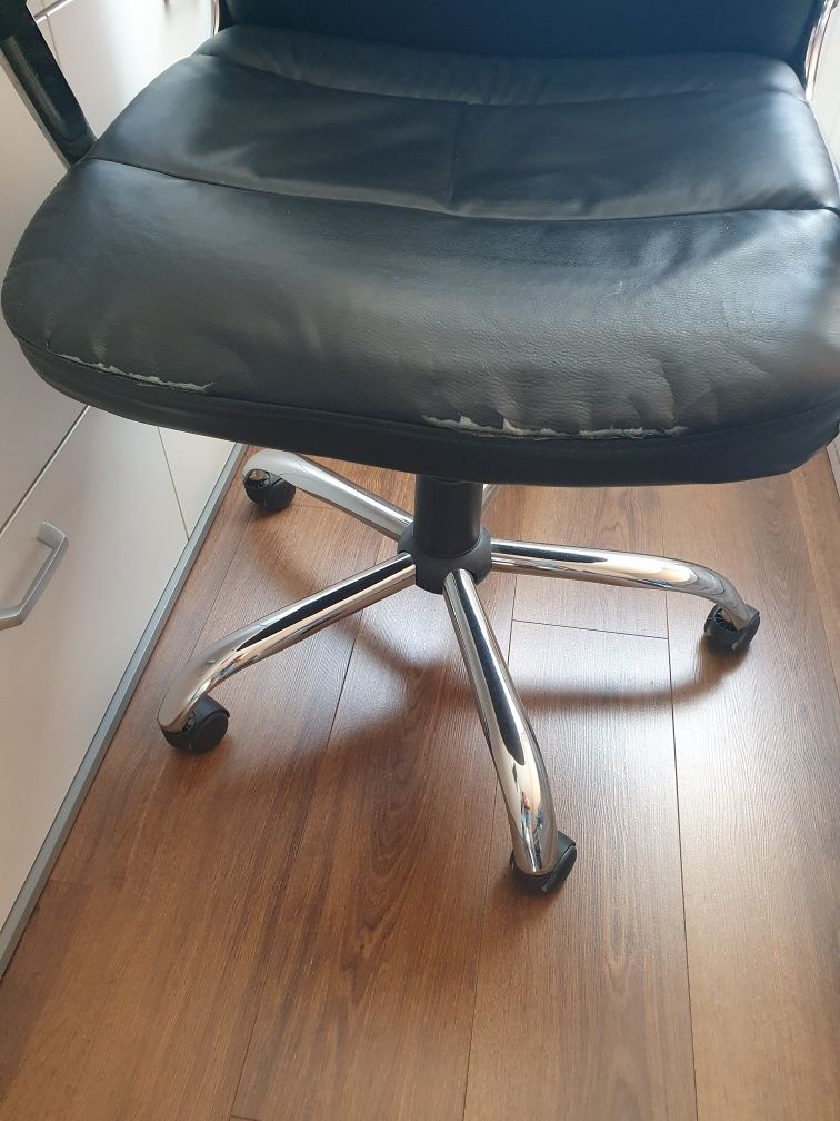 Krzesło biurowe obrotowe regulowane, stabilne