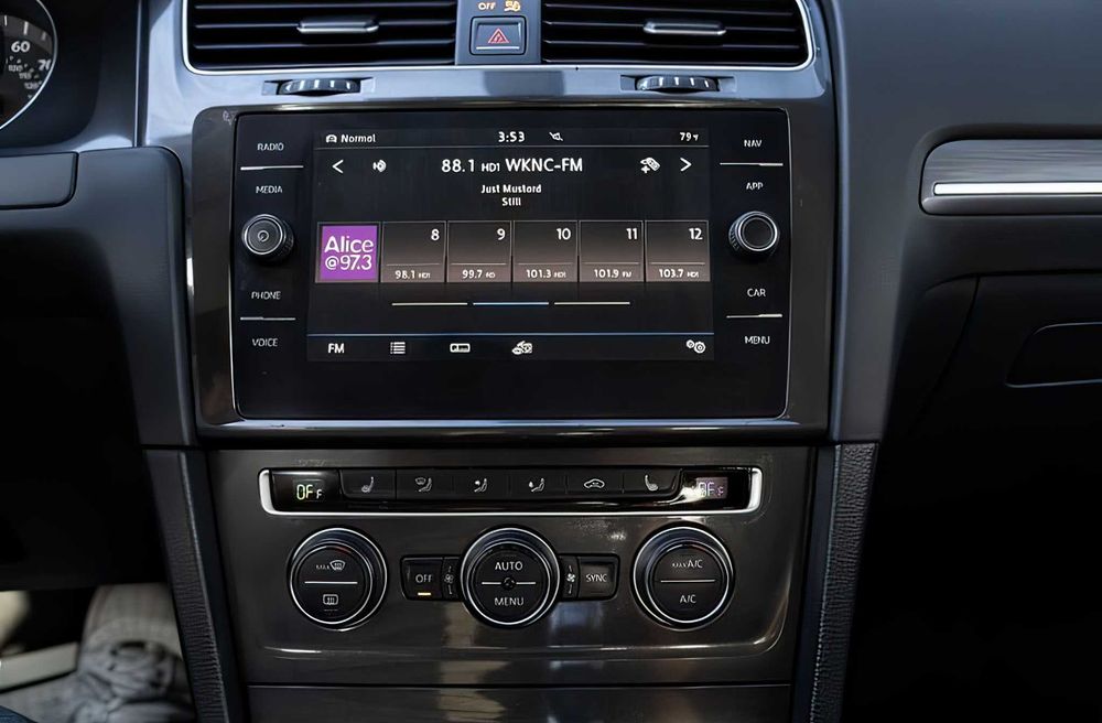 Volkswagen e-Golf      2017