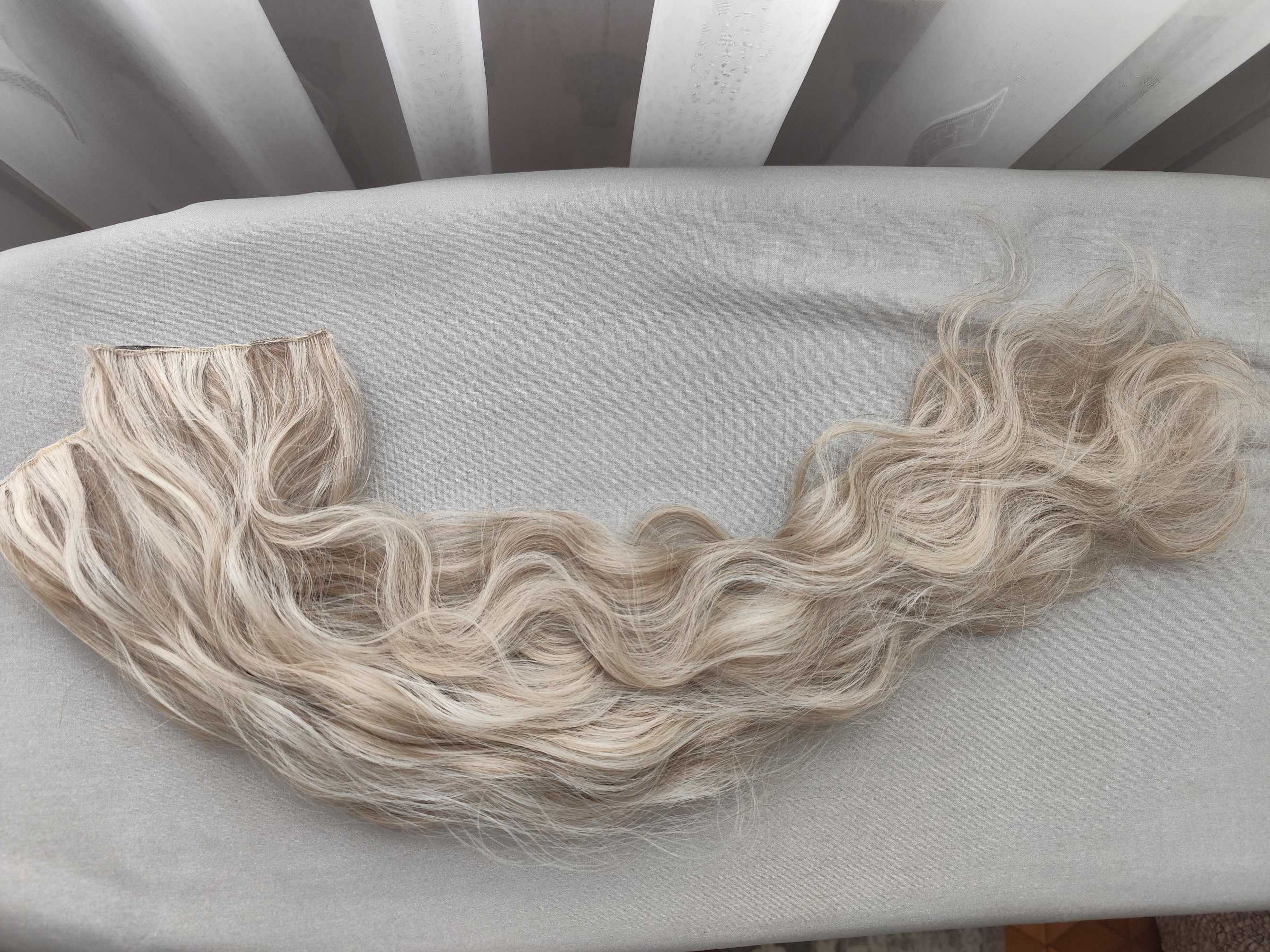 Włosy doczepiane falowane na spinki piano blond 70 cm 130 g