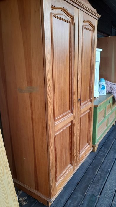 Sosnowa szafa dwudrzwiowa