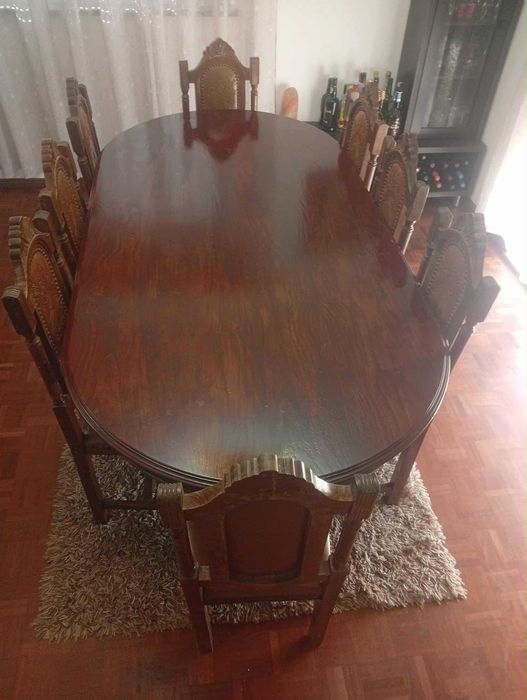 Vende-se mesa de sala de jantar, com 8 cadeiras.