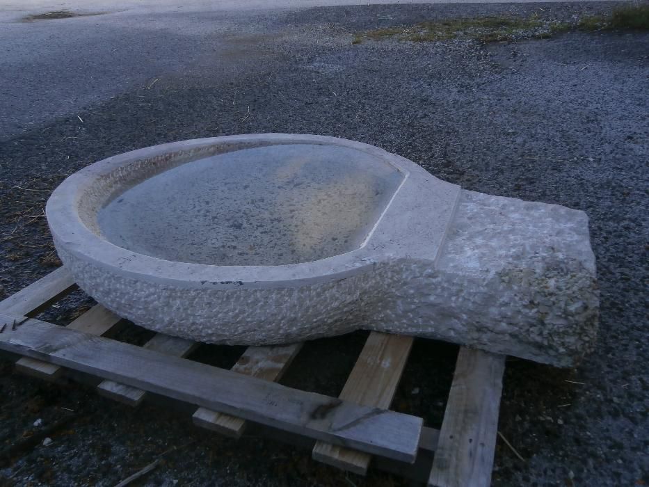 pia oval de água batismal em Lioz. peça grande