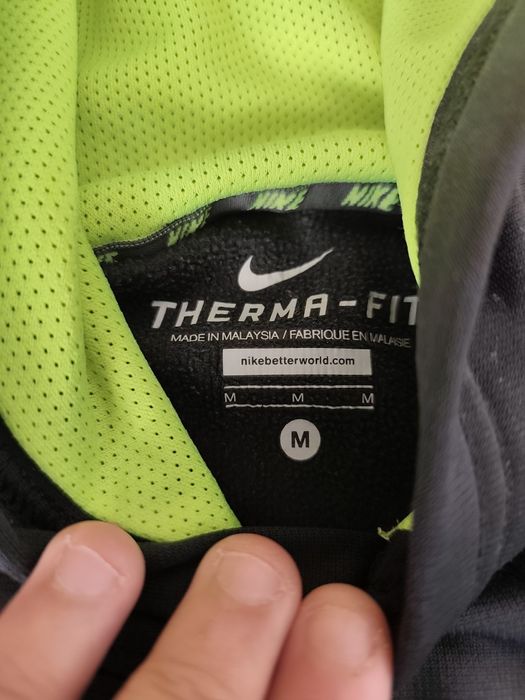 Camisola Nike Therma-FIT com capuz em preto e verde limão.