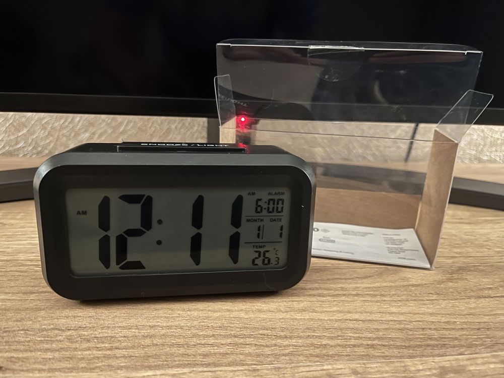 Часы-будильник с датчиком света, (2шт) 300грн/шт.