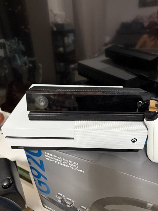 Zestaw Xbox One S + 2 pady Kinect + kierownica Logitech G920