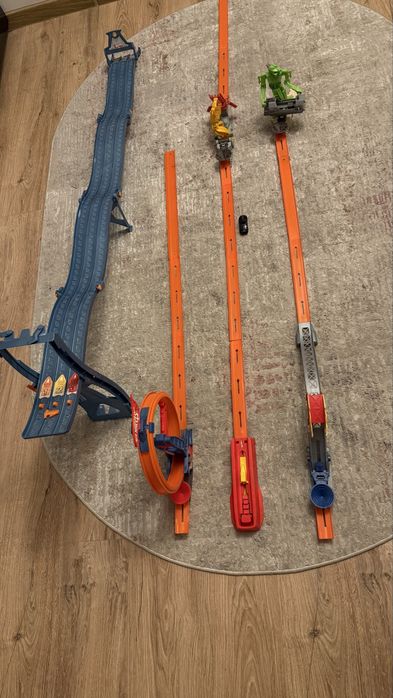 Hot wheels хотвілс 4 траси і 1 заправка