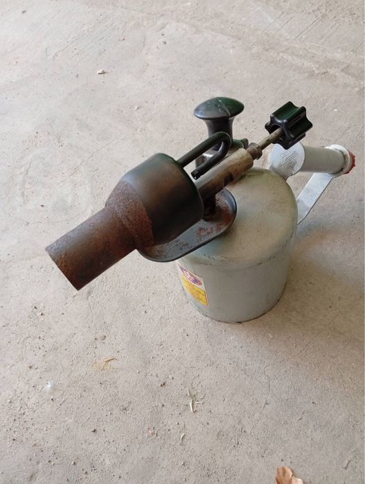 шприц,съемник для подшипников и паяльная лампа