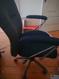 Cadeira de escritório com rodas, braços e regulação em altura