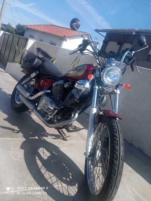 Mota yamaha com capacetes e casaca