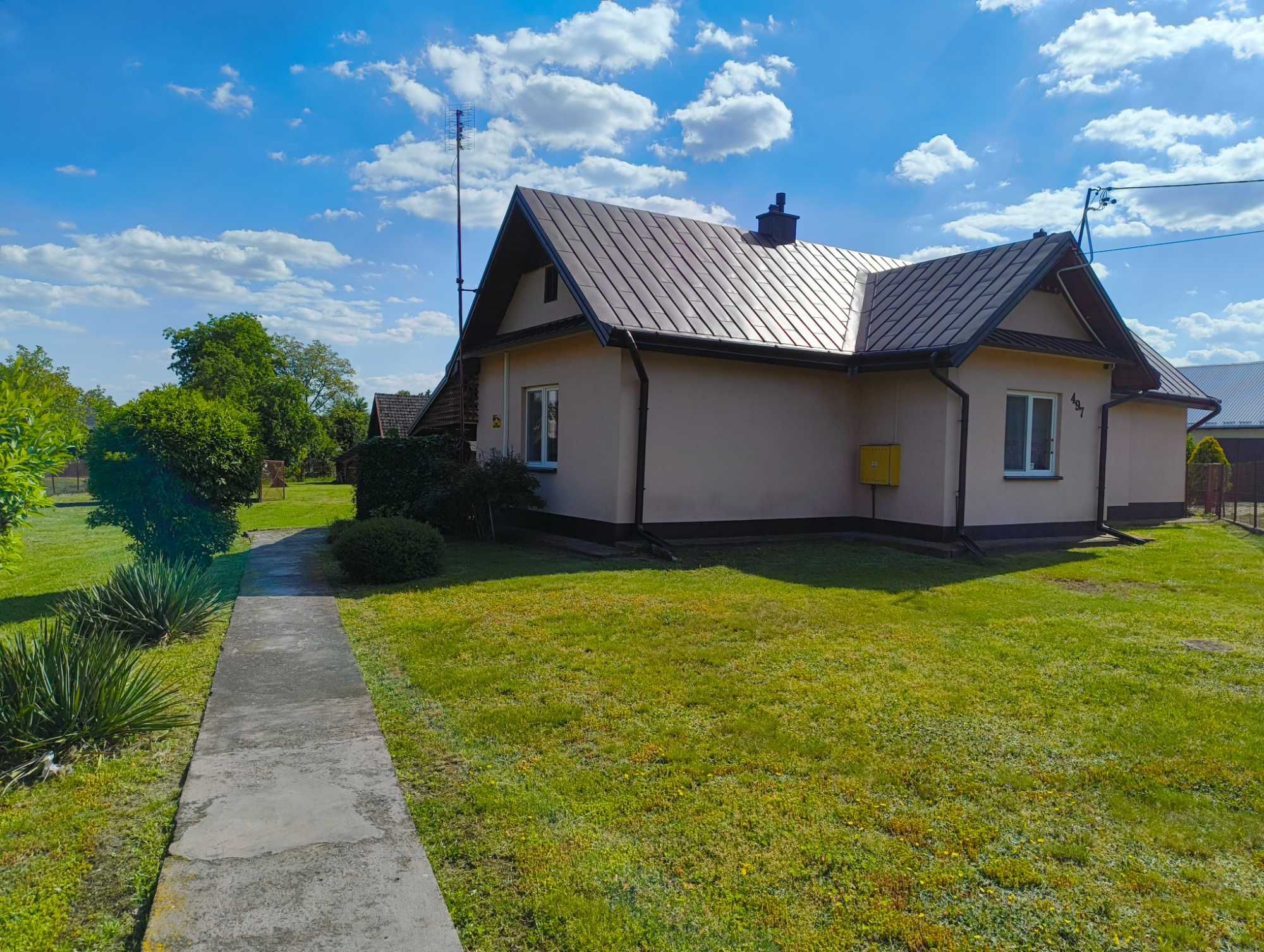 Dom 100  m2 z budynkami gospodarczymi i  altaną w centrum Wierzawic