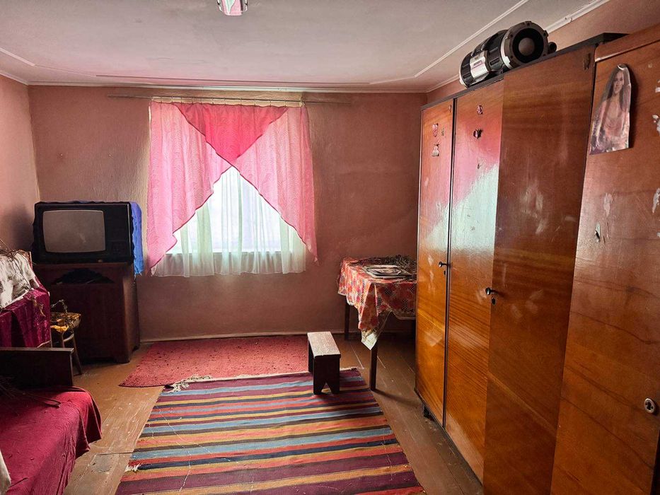 Частина будинку з ділянкою