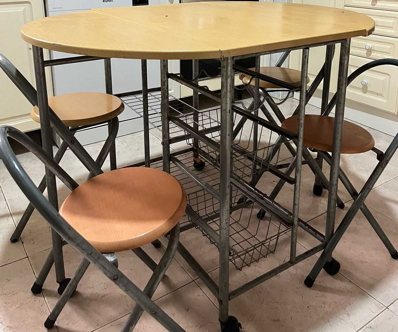Mesa com rodas e arrumação mais quatro bancos