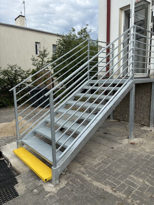 Schody stalowe zewnetrzne, na wymiar, balustrady
