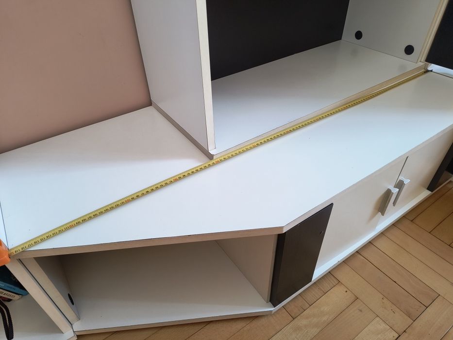 Zestaw białych mebli do salonu