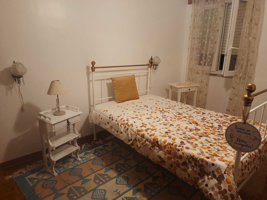 Setúbal - quarto espaçoso, atrás do Alegro, apenas para senhora
