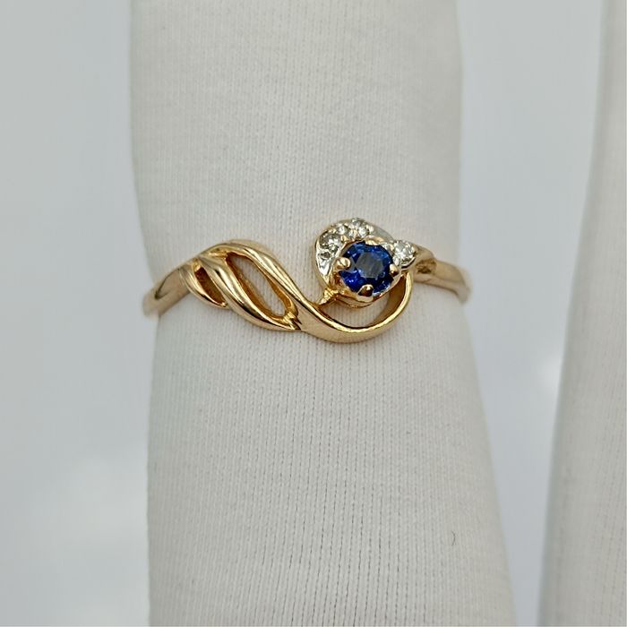 Золотое кольцо 585 пробы с сапфиром и бриллиантами