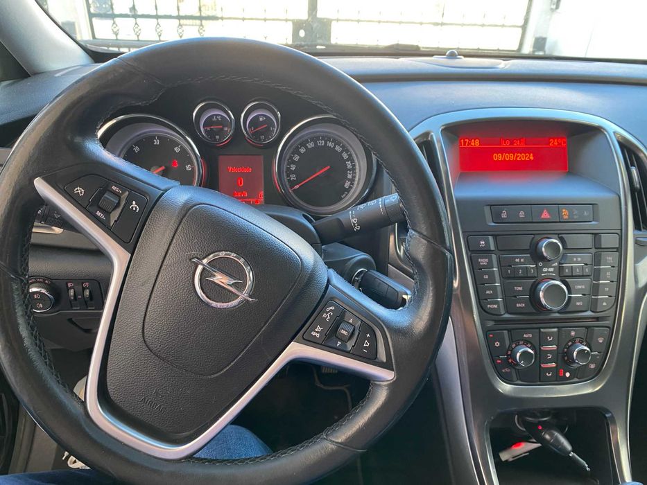 Opel Astra J Sports Tourer 1.7 CDTI (125cv), versão Cosmo