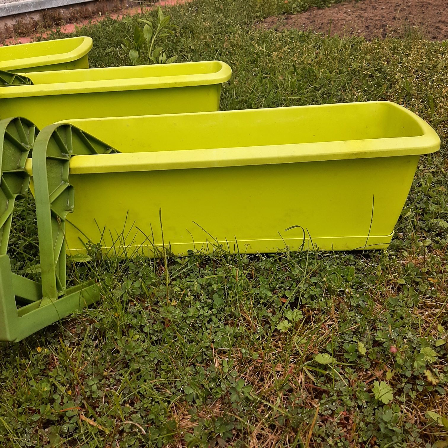 Skrzynki do kwiatów.